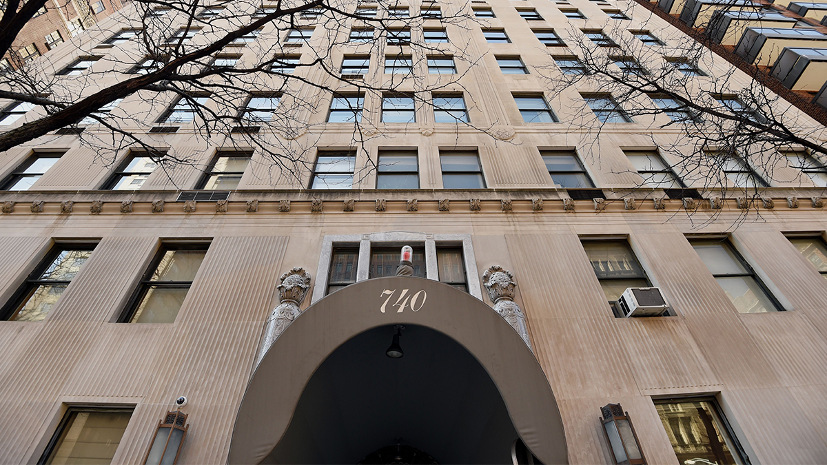 740パークアベニューの建物外観とエントランス