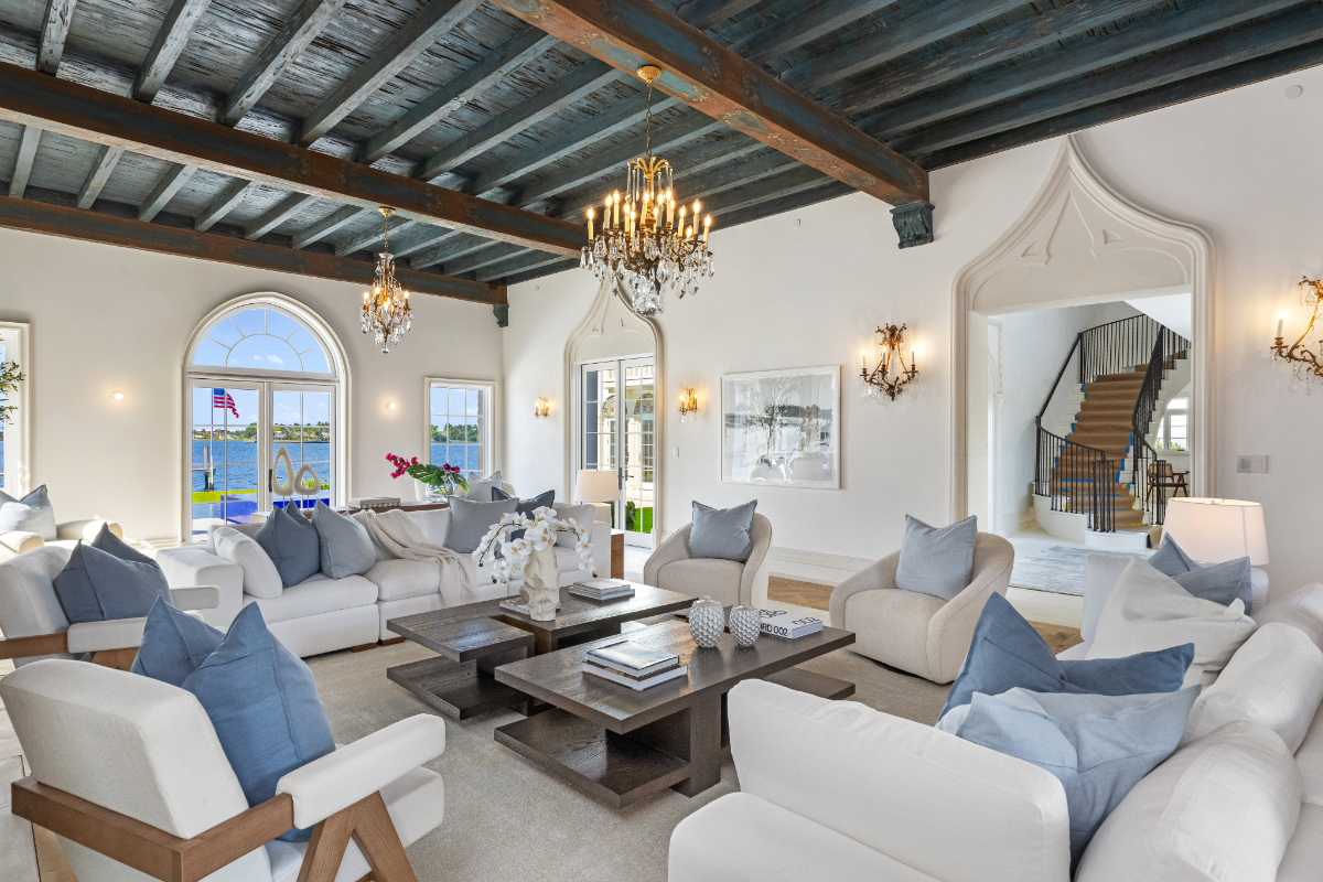 豪邸内部のリビングエリア