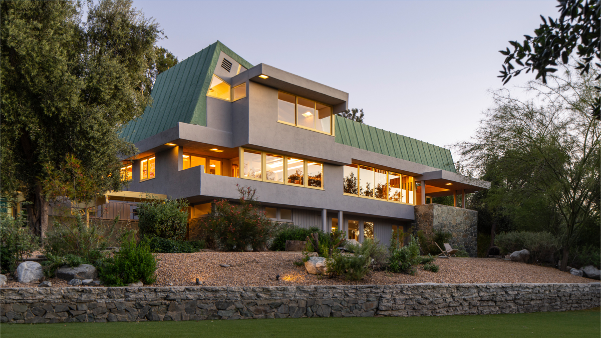 R.M.シンドラー設計の銅屋根邸宅外観