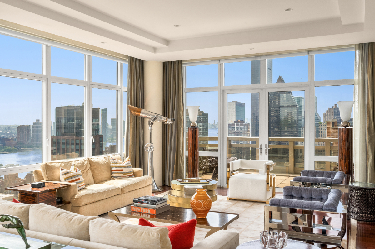 ペントハウスのメインリビングエリア