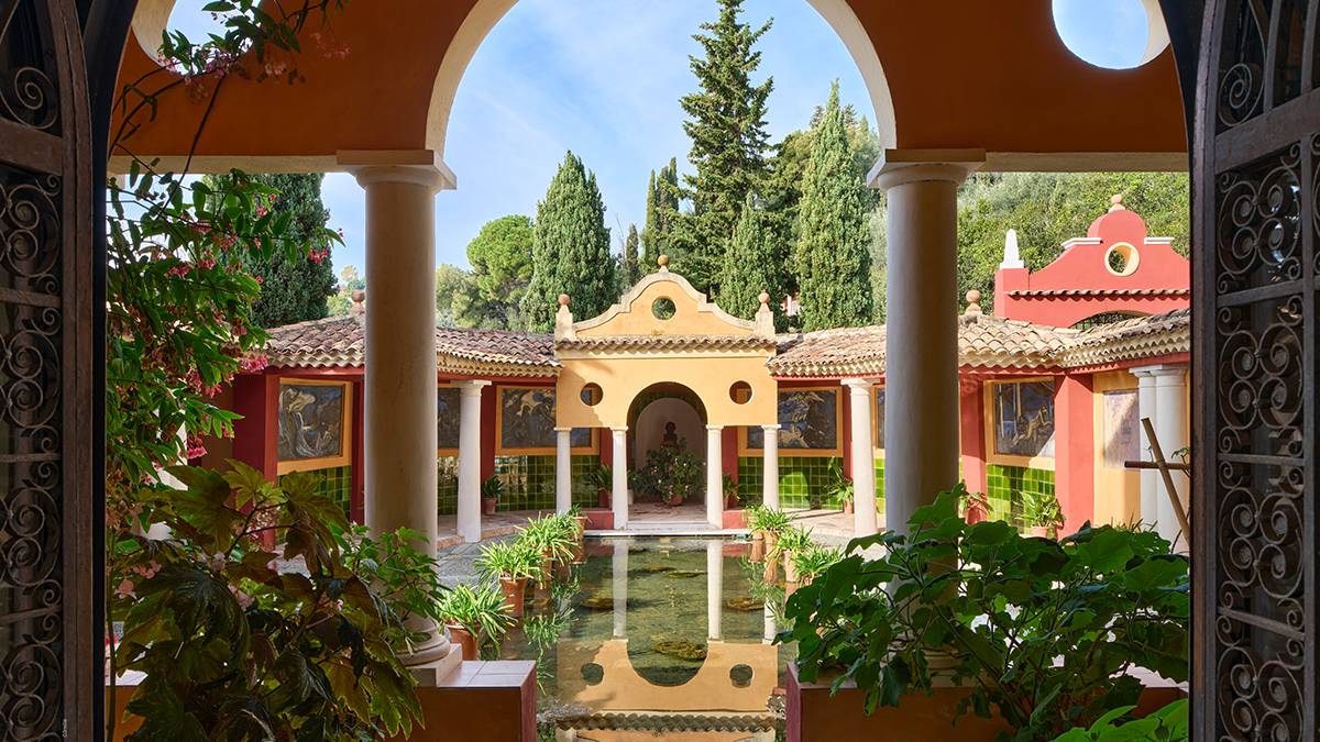 レ・コロンビエールの外観と庭園