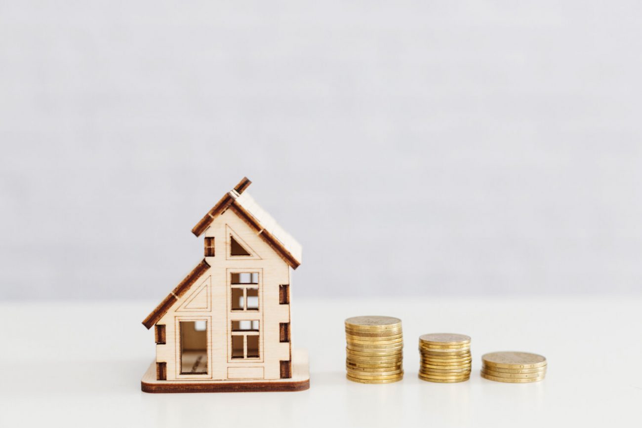 住宅模型とコイン